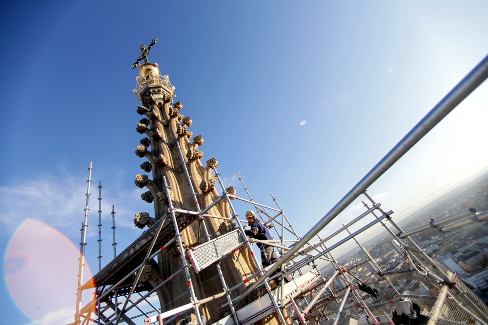 Gerüstabbau an der Turmspitze Mariendom