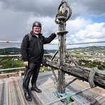 Bischof Manfred Scheuer an der obersten Turmspitze des Mariendoms